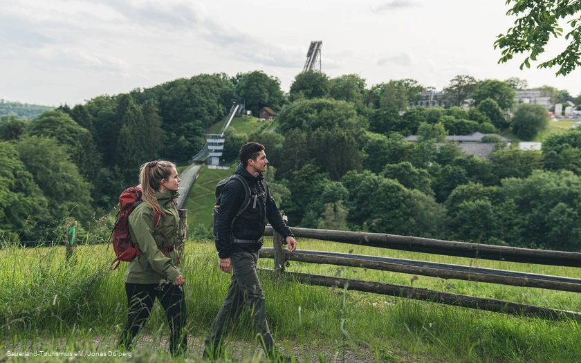 Zwei Wanderer auf dem Sauerland-Höhenflug vor der Mattenschanze in Meinerzhagen