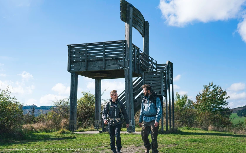 zwei Wanderer vor dem Sauerland Stabil Stuhl