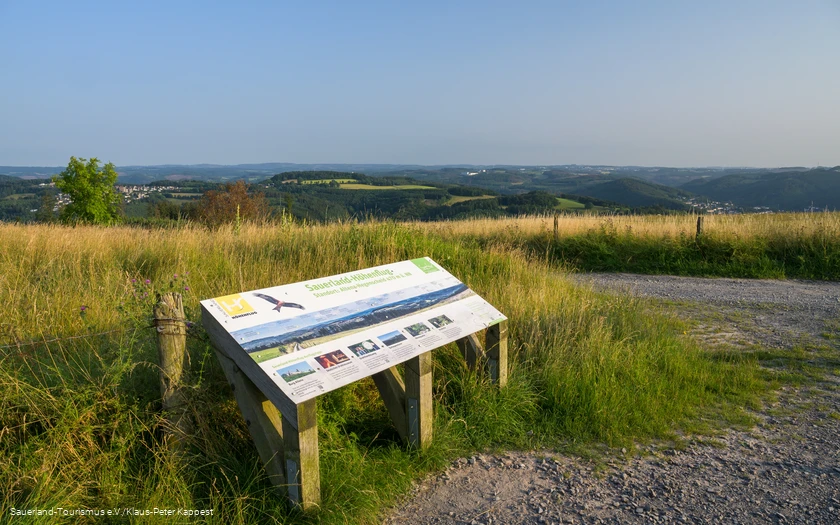 Panoramatafel am Hegenscheid mit herrlichem Blick ins Sauerland