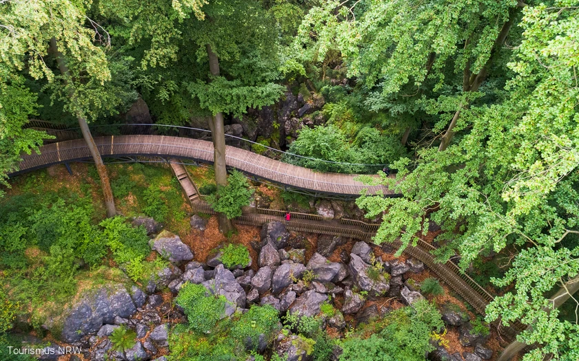 Eine Brücke durch das Meer aus Felsen