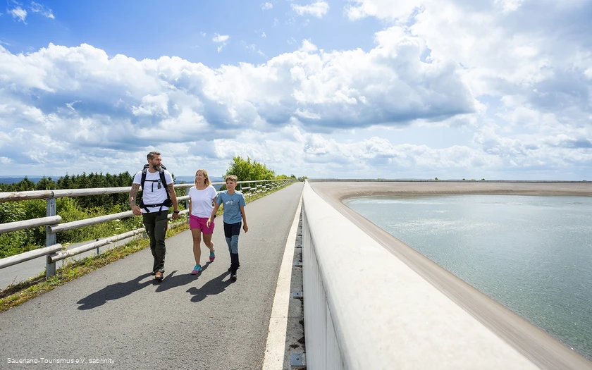Familie wandert am Oberbecken