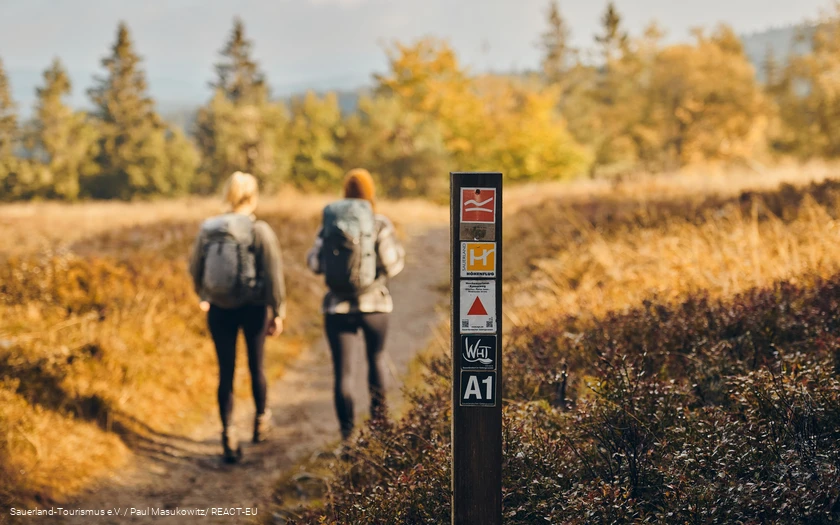 zwei Wandererinnen auf dem Sauerland-Höhenflug am Kahlen Asten