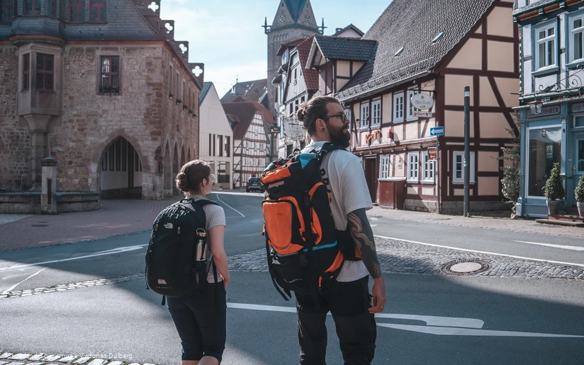 Zwei Wander unterwegs auf dem Sauerland-Höhenflug in der historischen Altstadt von Korbach