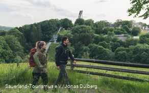 Zwei Wanderer auf dem Sauerland-Höhenflug vor der Mattenschanze in Meinerzhagen