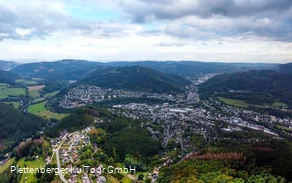 Drohnenaufnahme von Plettenberg und seiner waldreichen Umgebung