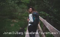 Wandererin auf dem Holzsteg in den Ebbemooren