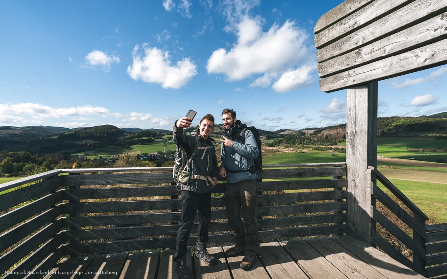 Zwei Wander auf dem Stabil Stuhl