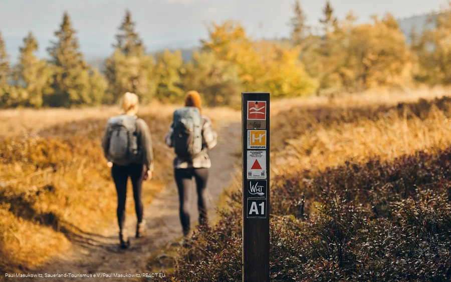 Zwei Wanderinnen auf dem Weg zum Astenturm
