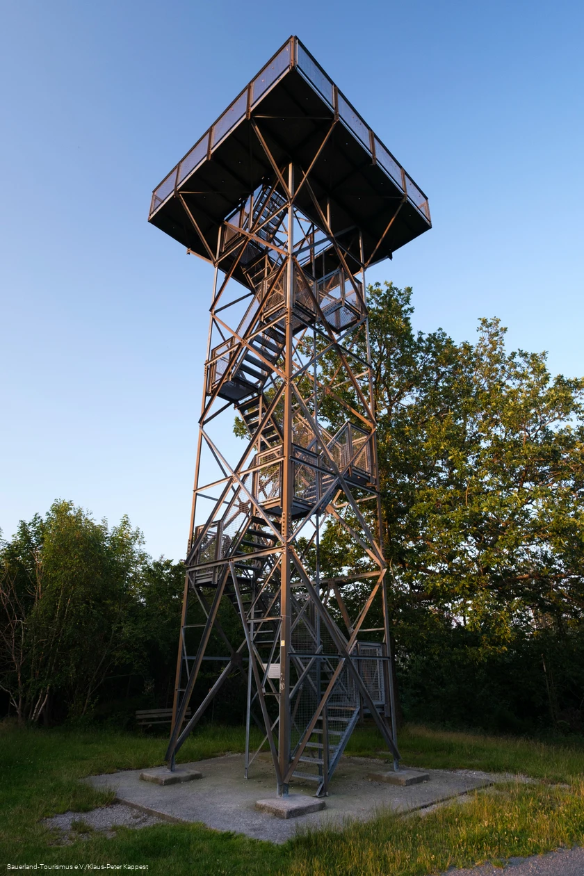 Blick von unten nach oben auf den Quitmannsturm in Neuenrade