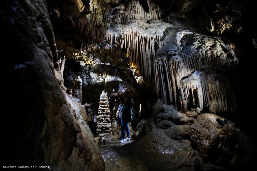 Dechenh&ouml;hle mit einer S&auml;ule aus Tropfsteinen