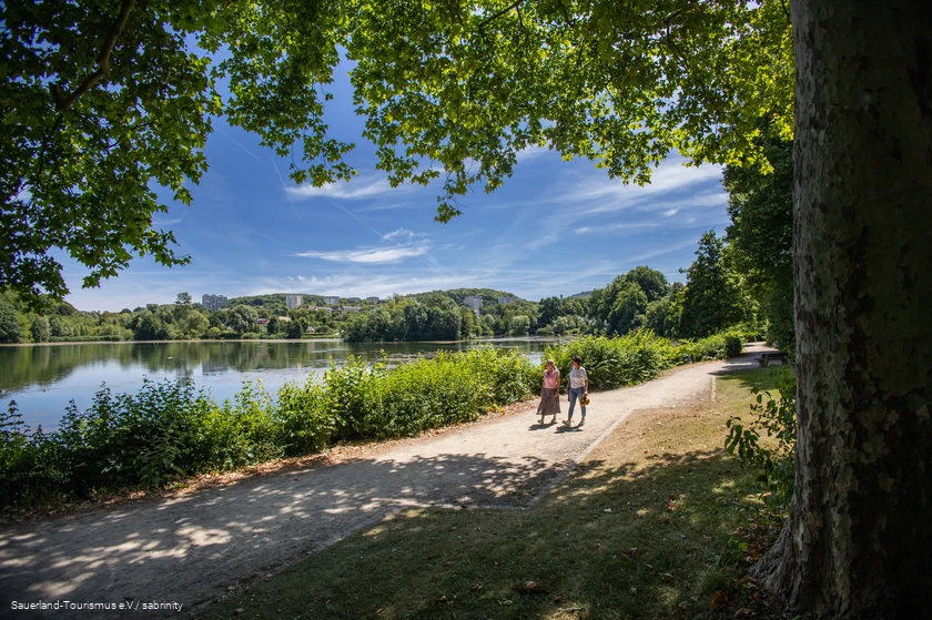 Zwei Spazierg&auml;ngerinnen im Sommerlicht am Seilersee