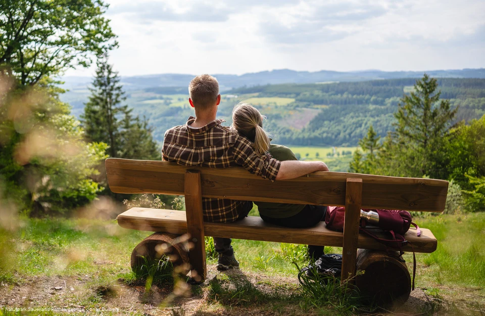 Aussicht Rösberg Paar auf Bank