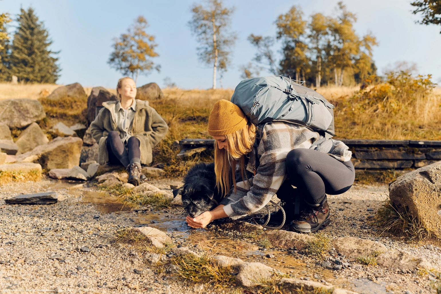 Zwei Wanderinnen an der Lennequelle